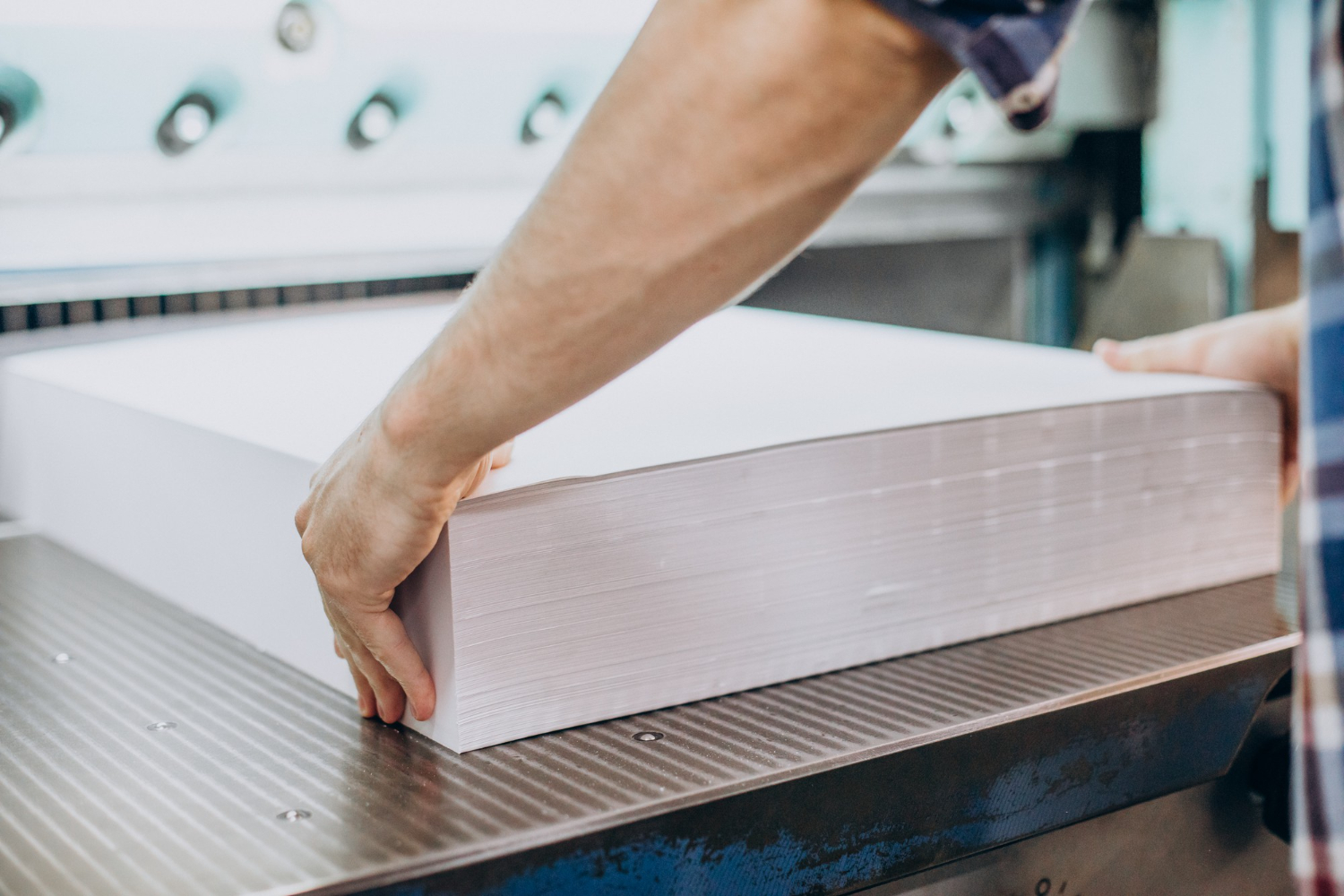 man-working-printing-house-with-paper-paints planche thermocollante
